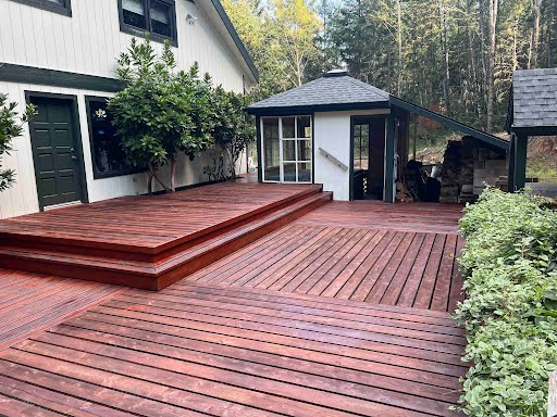 This new composite deck was built to last for the wet climate and hot summers in Eugene, Oregon.